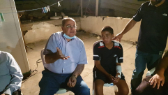 فيديو: النائب أحمد الطيبي في زيارة الطفل المصاب باعتداء الشرطة على المتظاهرين